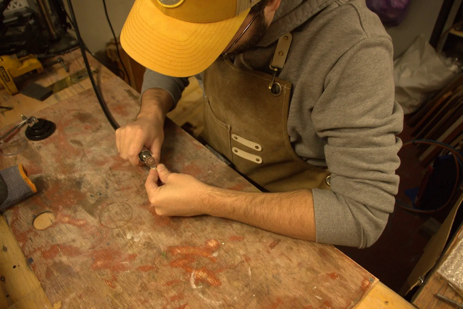 Un joaillier au travail à son établi, dans l’atelier Rainbow Ant Workshop