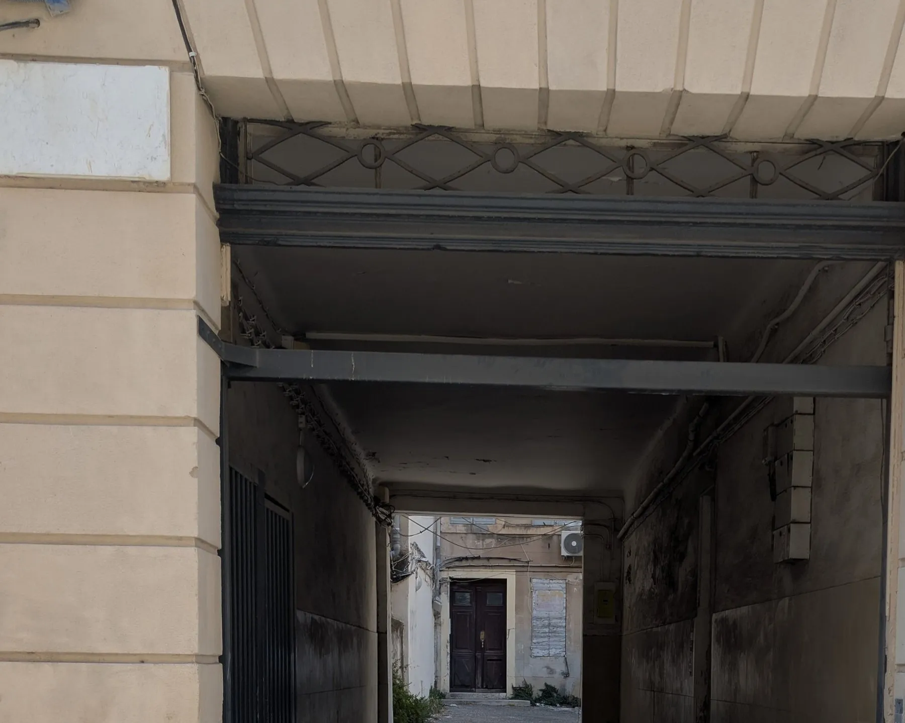 Passage couvert menant à une cour intérieure, dans un immeuble marseillais